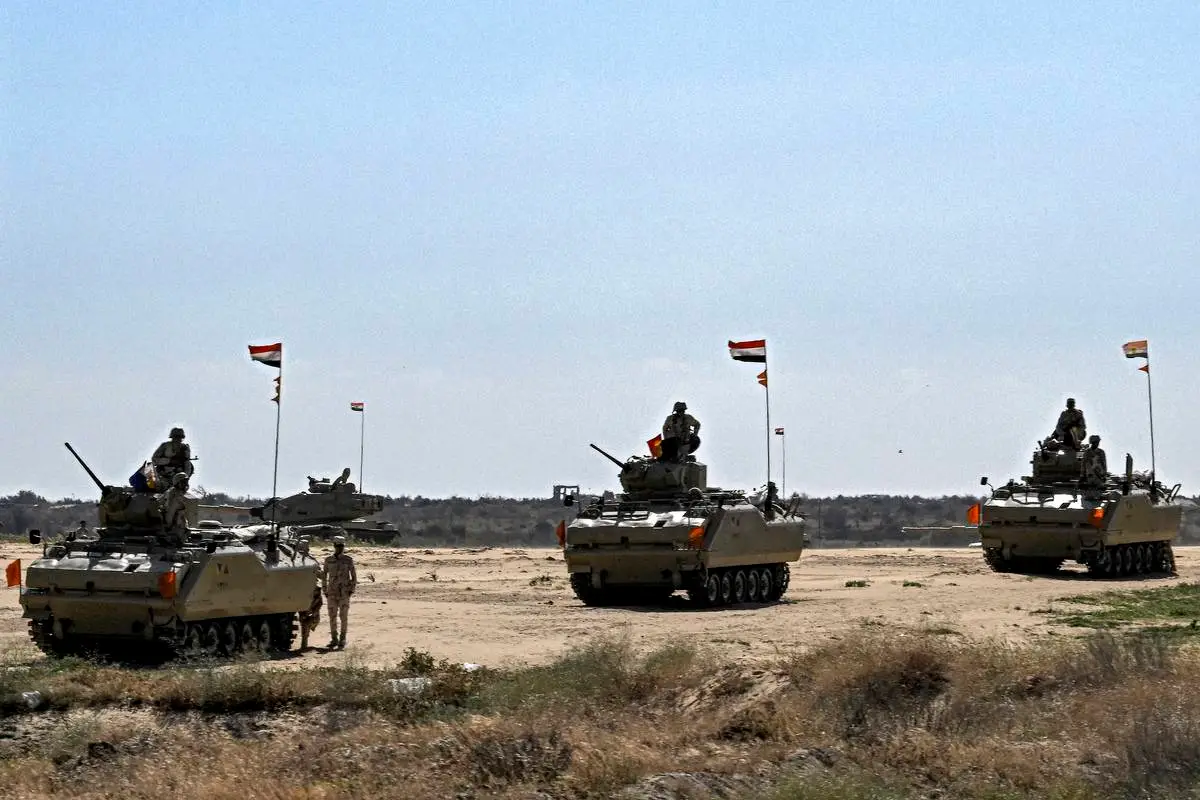 Veículos militares israelenses perto da travessia de Rafah, na fronteira entre Gaza e Egito, em 23 de março de 2024 [Khaled Desouki/AFP via Getty Images]
