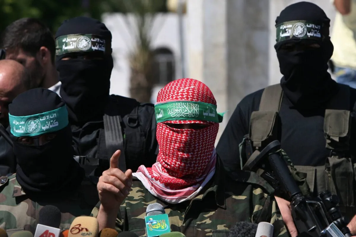 Abu Obaida Izz Ad-Din Al-Qassam Brigades, o braço armado do Hamas, durante uma coletiva de imprensa na Cidade de Gaza, em 30 de setembro de 2009 [Mahmud Hams/AFP via Getty Images]