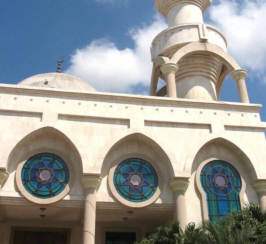 A Mesquita Omar Ibn Al-Khattab é a peça central da comunidade muçulmana de Maicao [Anton Alexander/Al Jazeera]