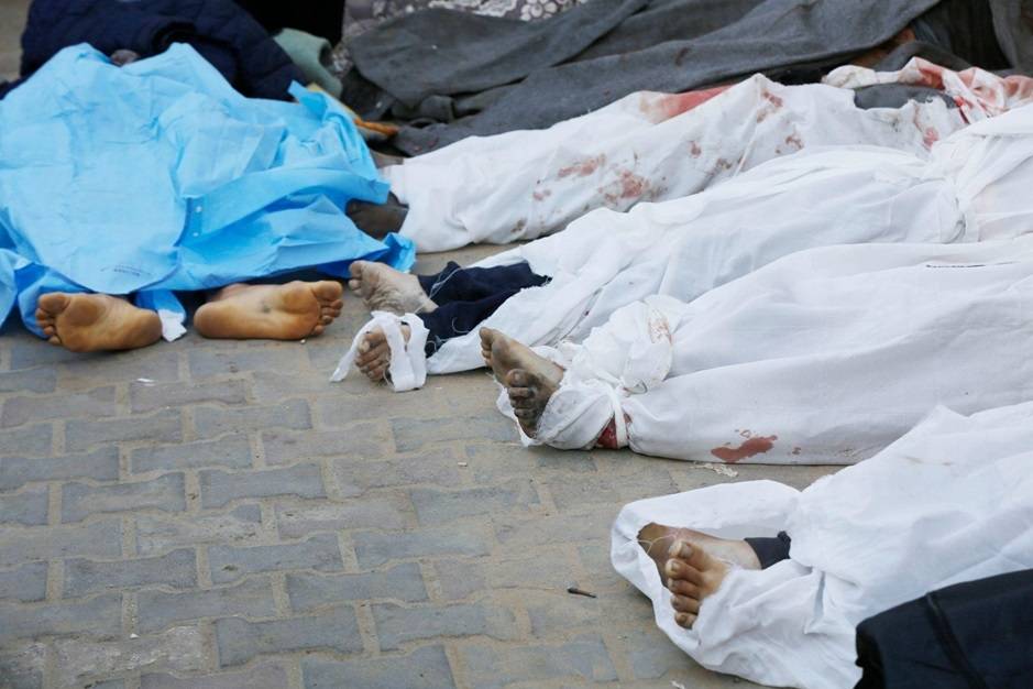 Palestinos mortos por um ataque israelense à casa da família Batran, no campo de refugiados de Nuseirat, no Hospital dos Mártires de Al-Aqsa, em Deir al-Balah, na Faixa de Gaza, em 4 de março de 2024 [Ashraf Amra/Agência Anadolu]