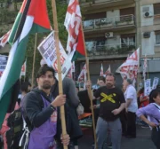 O artista argentino Gustavo Calvet trabalhando em seu mural em Buenos Aires, 2024 [Gustavo Calvet]