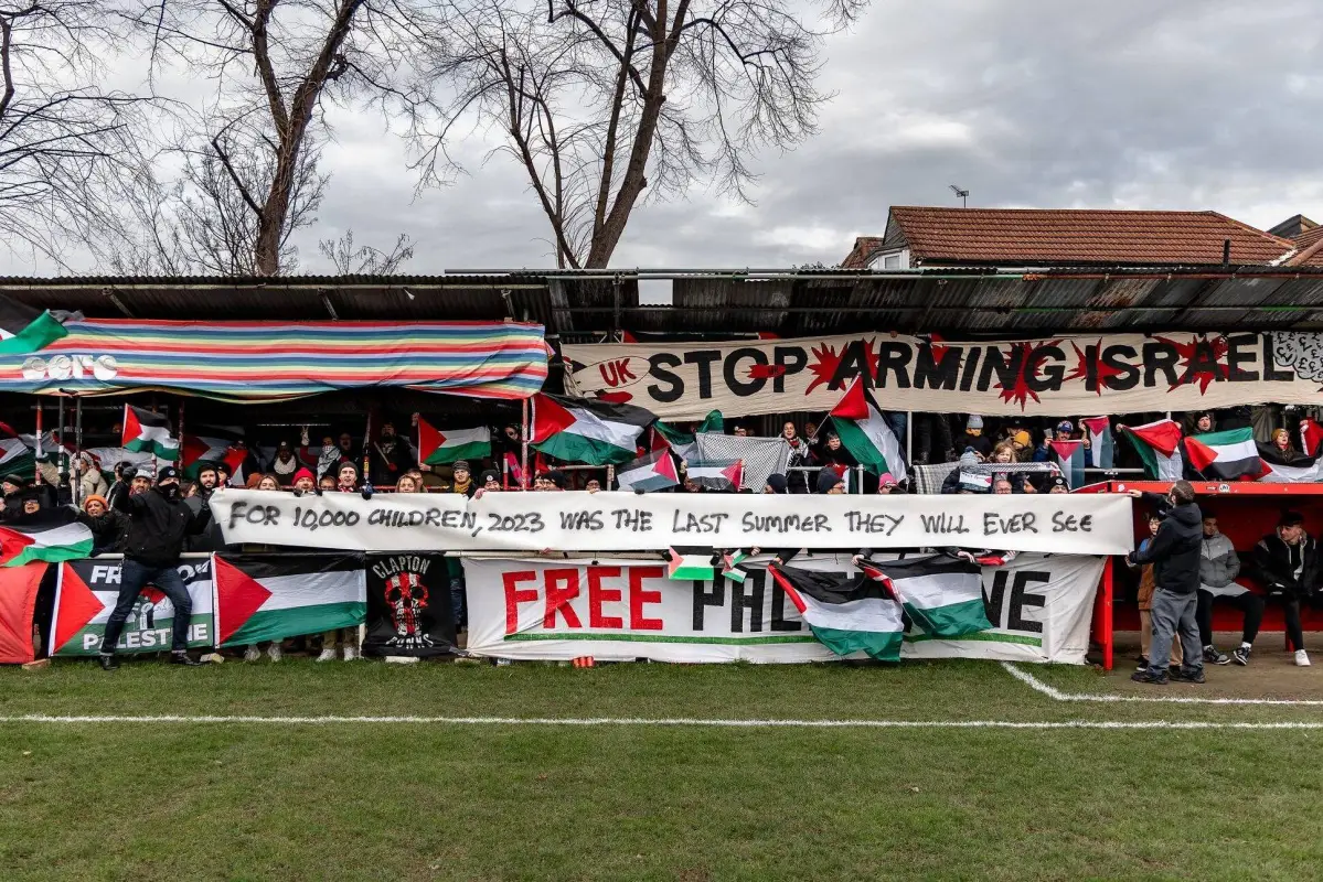 Torcida do time londrino Clapton Community Football Club (CCFC), em Forest Gate, em Londres, Inglaterra [Clapton CFC]
