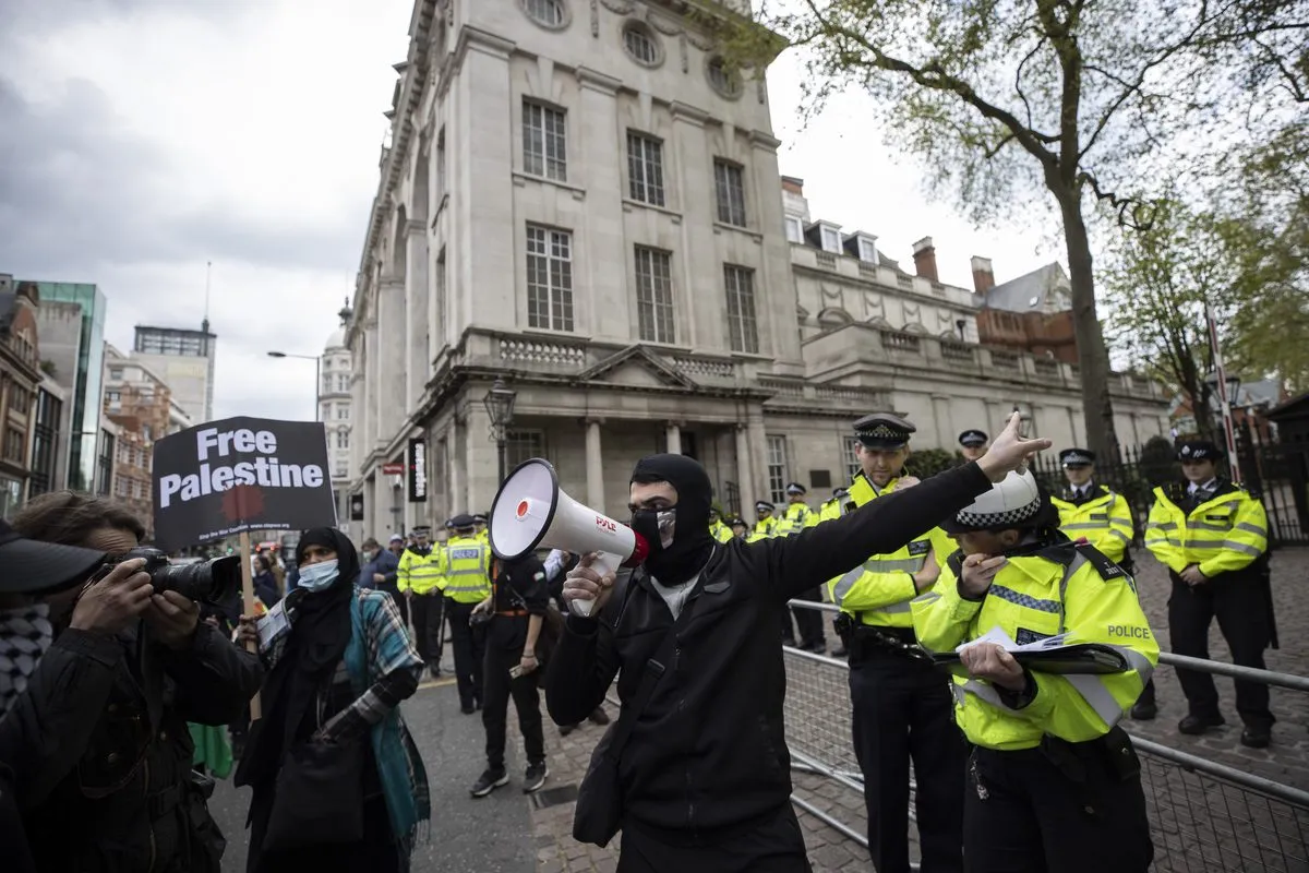 Manifestantes se reúnem durante um protesto em frente à Embaixada de Israel em Londres, Reino Unido, em 22 de abril de 2022 [Raşid Necati Aslım/Agência Anadolu]
