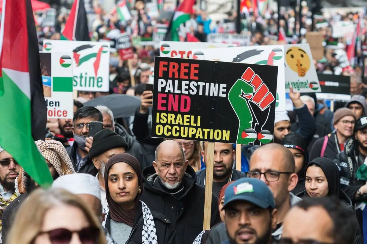 Milhares de manifestantes marcham pelo centro de Londres para demonstrar solidariedade ao povo palestino e exigir um cessar-fogo imediato para acabar com a guerra em Gaza, em Londres, Reino Unido, em 21 de outubro de 2023 [Wiktor Szymanowicz/Agência Anadolu]
