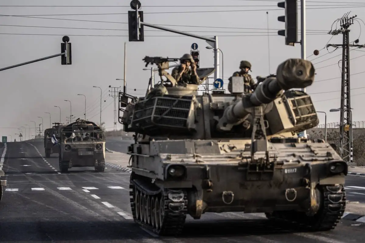 Israel continua a enviar soldados, tanques e veículos blindados perto da fronteira de Gaza em Sderot, Israel, em 24 de outubro de 2023 [Mostafa Alkharouf/Agência Anadolu]
