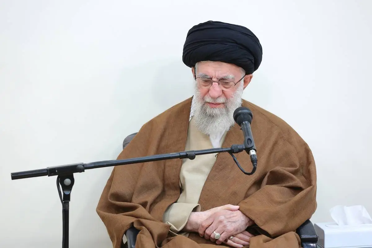 O líder supremo iraniano Ali Khamenei fala durante uma reunião com comandantes navais iranianos em Teerã, Irã, em 28 de novembro de 2023 [Iranian Leader Press Office/Agência Anadolu]
