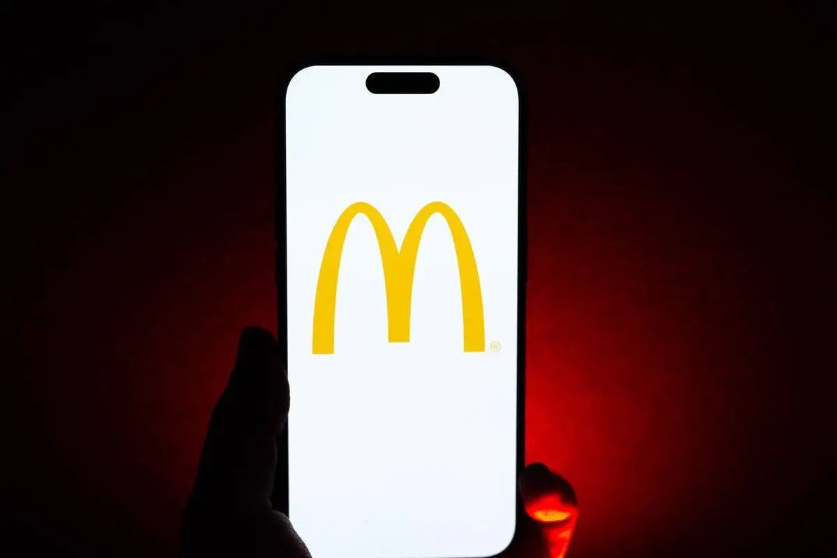Nesta ilustração fotográfica, o logotipo do McDonald's é exibido na tela de um telefone celular em Ancara, Turquia, em 13 de dezembro de 2023 [Ömer Taha Çetin/Agência Anadolu]