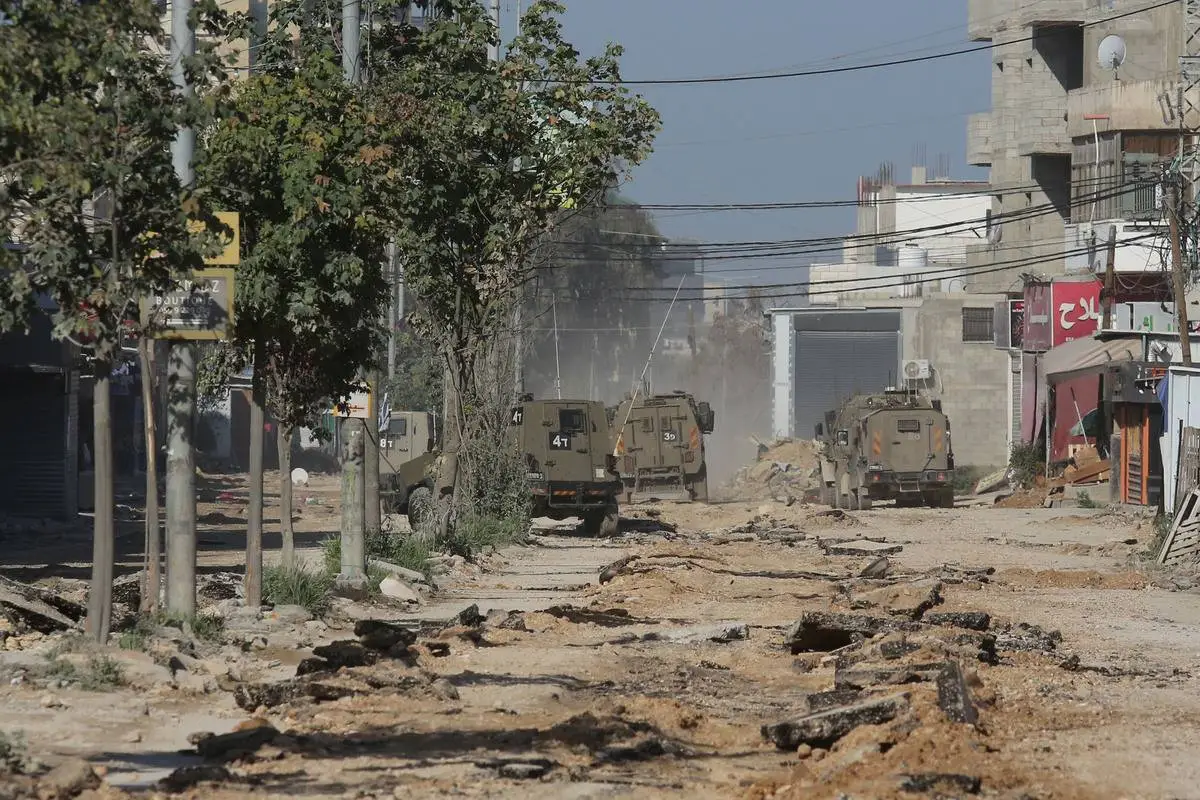 Veículos militares israelenses invadem o campo de Nur Shams enquanto o exército israelense mata quatro palestinos no leste da cidade de Tulkarm, na Cisjordânia, em 21 de março de 2024 [Nedal Eshtayah/Agência Anadolu]
