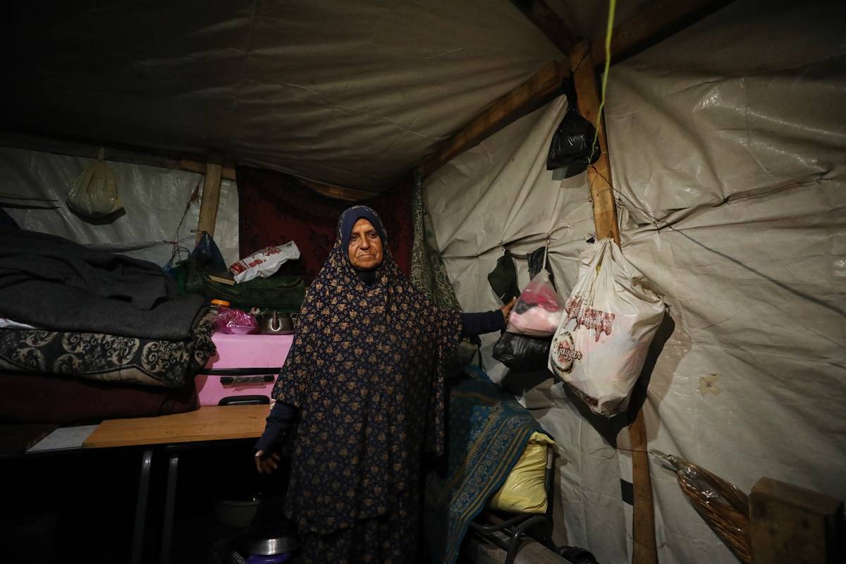 Mulher palestina em uma tenda na Cidade de Gaza, sob bombardeios israelenses há mais de seis meses, em 28 de março de 2024 [Dawoud Abo Alkas/Agência Anadolu]

