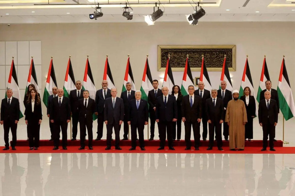 Presidente da Autoridade Palestina, Mahmoud Abbas, posa para foto com novo gabinete de governo, em Ramallah, na Cisjordânia, em 31 de março de 2024 [Issam Rimawi/Agência Anadolu]