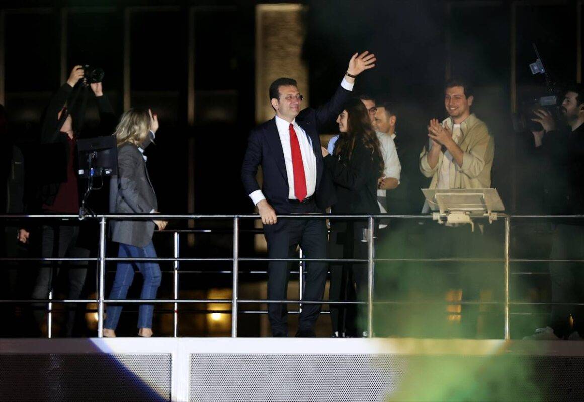 Prefeito de Istambul, Ekrem Imamoglu, celebra reeleição, na sede da prefeitura, na Turquia, em 1° de abril de 2024 [Islam Yakut/Agência Anadolu]
