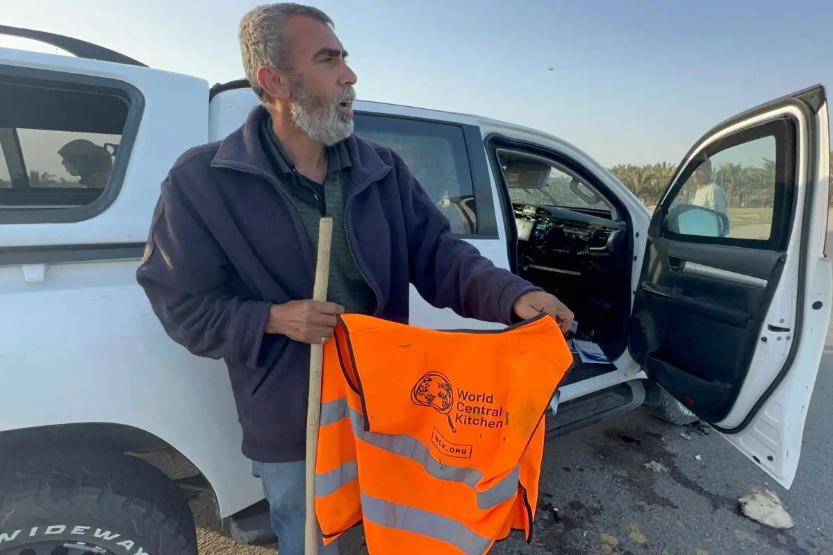 Moradores inspecionam o veículo danificado que transportava funcionários ocidentais após o ataque israelense em Deir al-Balah, Gaza, em 2 de abril de 2024 [Yasser Qudaih/ Agência Anadolu]
