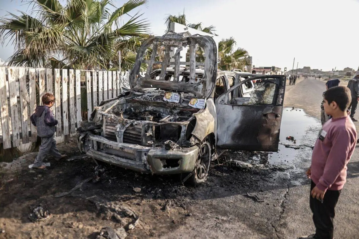 Vista de veículo danificado transportando funcionários ocidentais após ataque israelense em Deir al-Balah, Gaza, em 2 de abril de 2024 [Ali Jadallah/Agência Anadolu]
