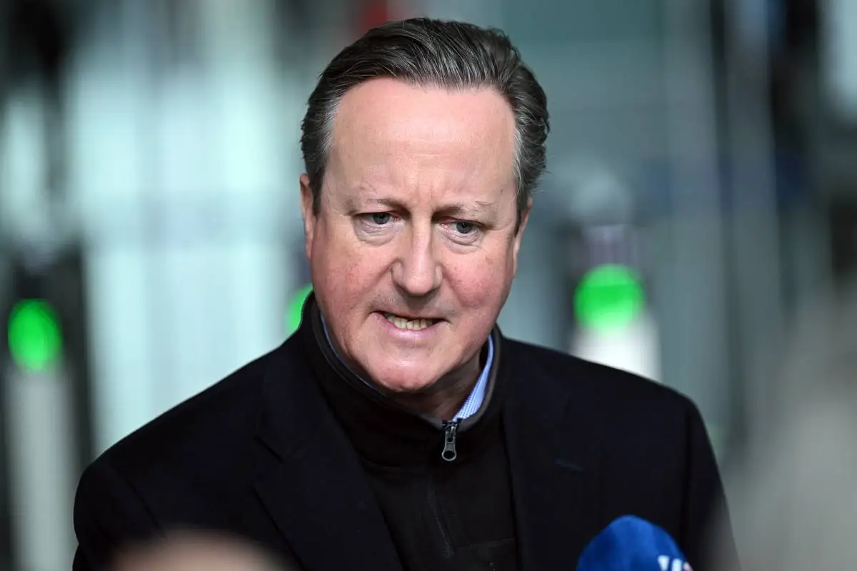 O ministro britânico das Relações Exteriores, David Cameron, fala à imprensa no primeiro dia da reunião de ministros das Relações Exteriores da OTAN na sede da OTAN em Bruxelas, Bélgica, em 3 de abril de 2024 [Dursun Aydemir/Anadolu Agency]
