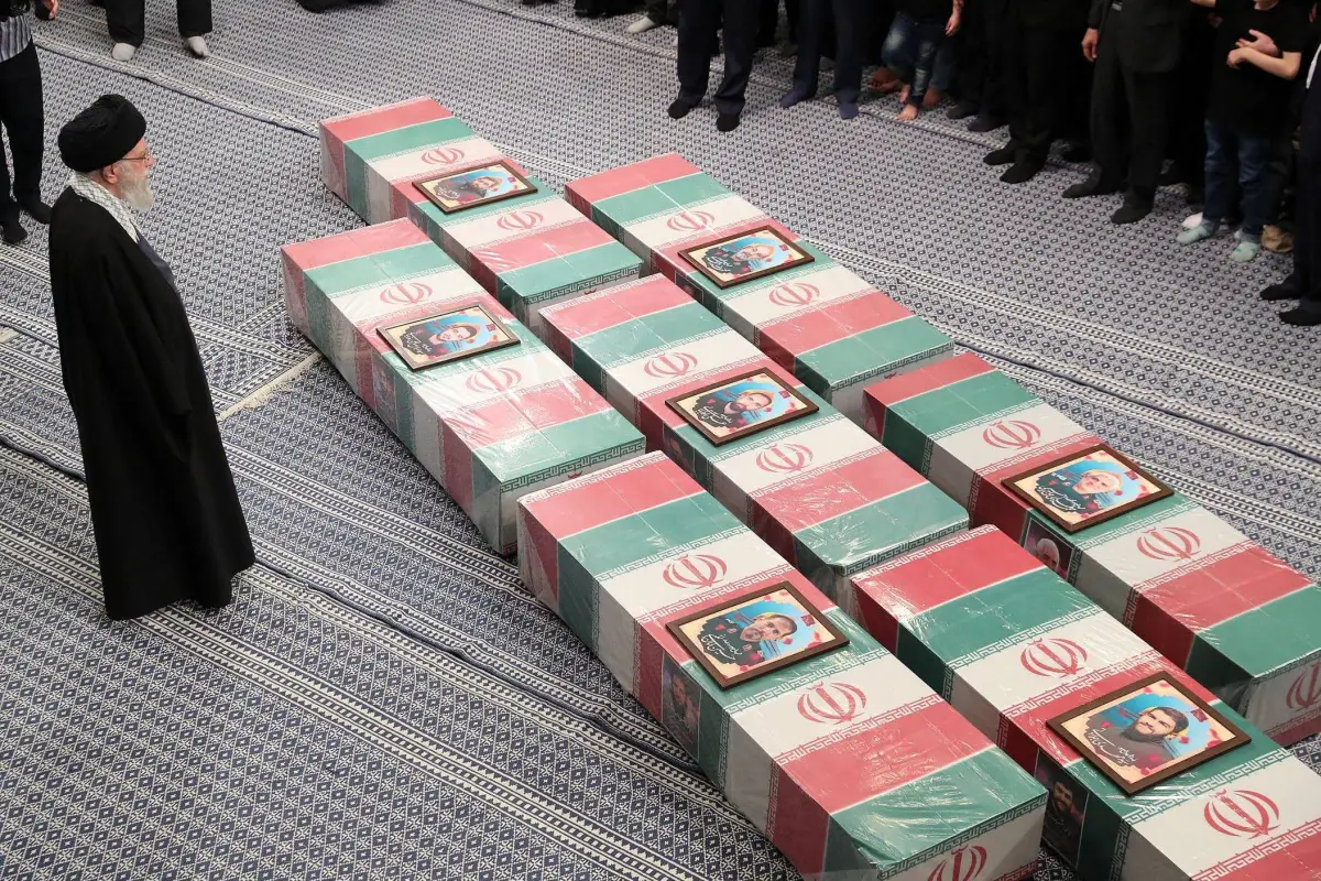 O líder supremo iraniano, ayatollah Ali Khamenei, e parentes das vítimas participam da cerimônia fúnebre daqueles que perderam suas vidas no ataque israelense ao prédio do consulado do Irã no complexo da embaixada em Damasco em Teerã, Irã, em 04 de abril de 2022 [Iranian Leader Press Office/Handout/Agência Anadolu]
