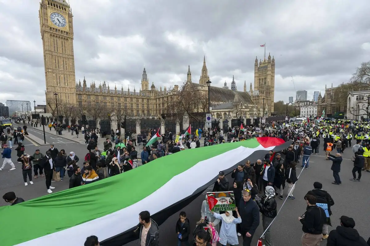 Protesto pró-Palestina em frente à sede do governo britânico em Londres, 5 de abril de 2024 [Rasid Necati Aslim/Agência Anadolu]

