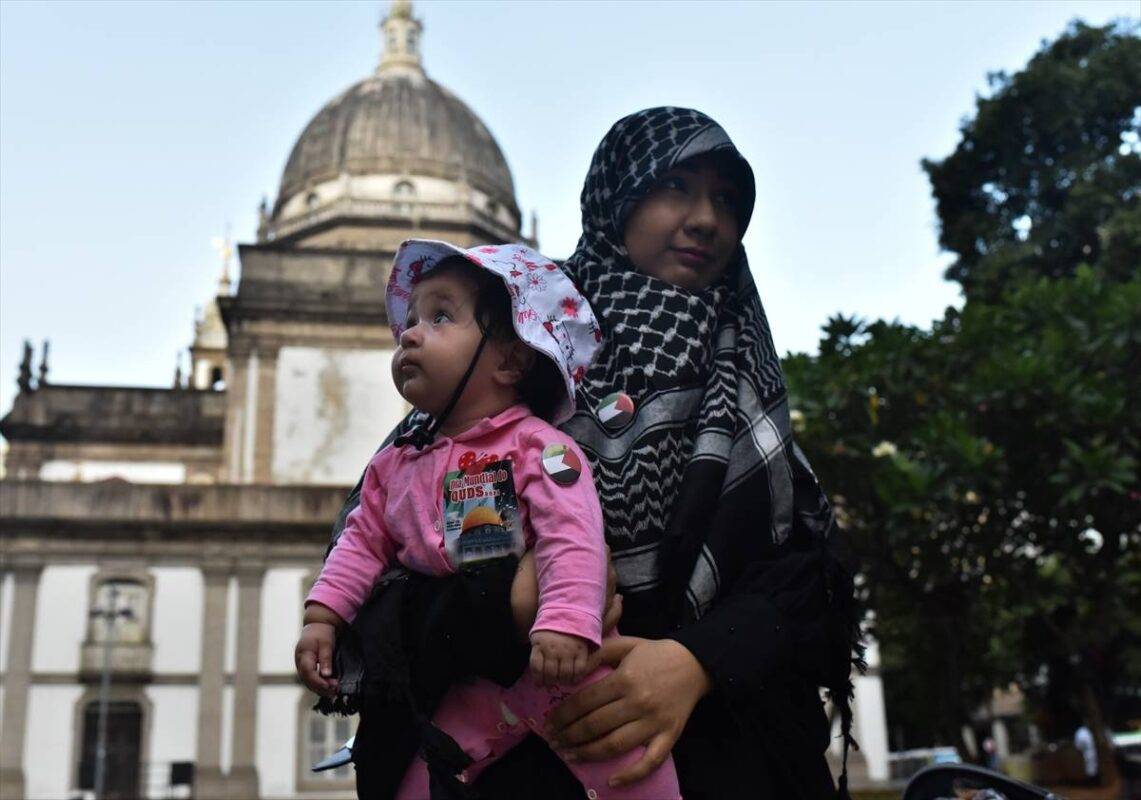 Mulher muçulmana durante ato pró-Palestina no Rio de Janeiro, em 5 de abril de 2024 [Fabio Teixeira/Agência Anadolu]
