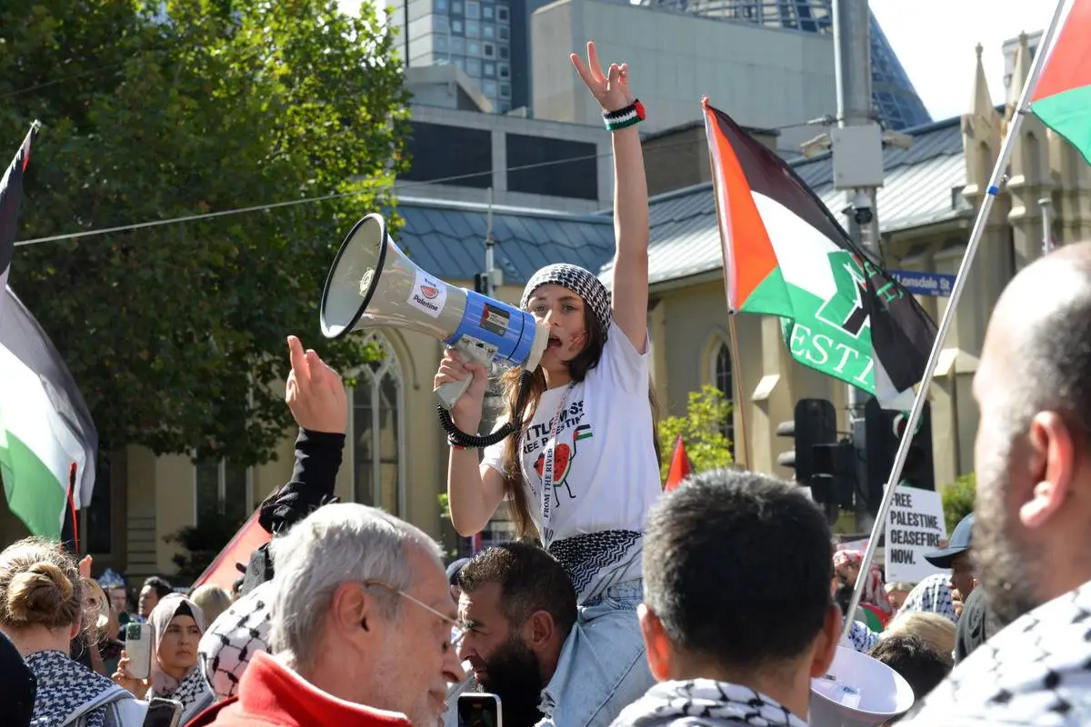 Protesto semanal contra os massacres israelenses em Gaza, na cidade de Melbourne, na Austrália, em 7 de abril de 2024 [Recep Sakar/Agência Anadolu]
