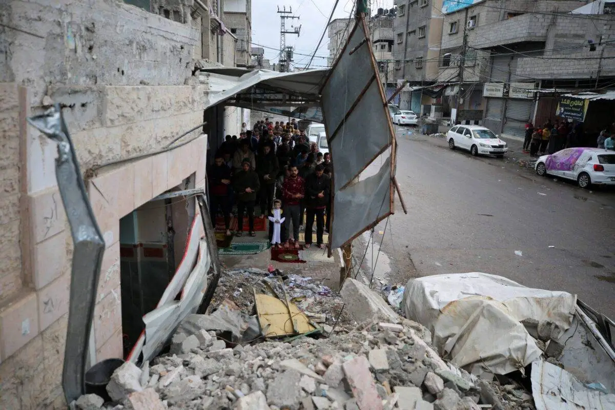 Muçulmanos se reúnem para realizar a oração do Eid al-Fitr na Mesquita al-Huda, que foi fortemente danificada após os ataques israelenses em Rafah, Gaza, em 10 de abril de 2024 [Yasser Qudih/Agência Anadolu]
