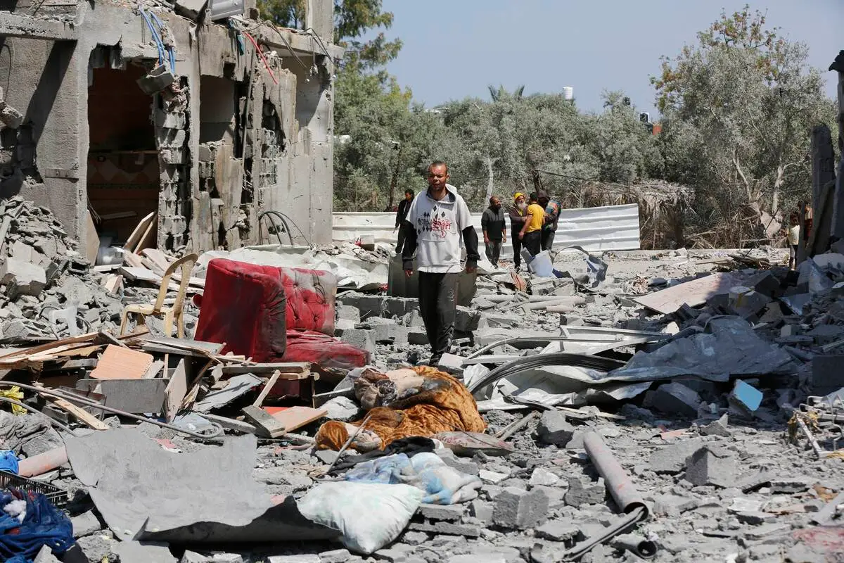 Palestinos inspecionam os prédios destruídos após o ataque israelense ao campo de refugiados de Al-Maghazi enquanto os ataques israelenses continuam na Cidade de Gaza, Gaza, em 15 de abril de 2024. [Ashraf Amra/ Agência Anadolu]
