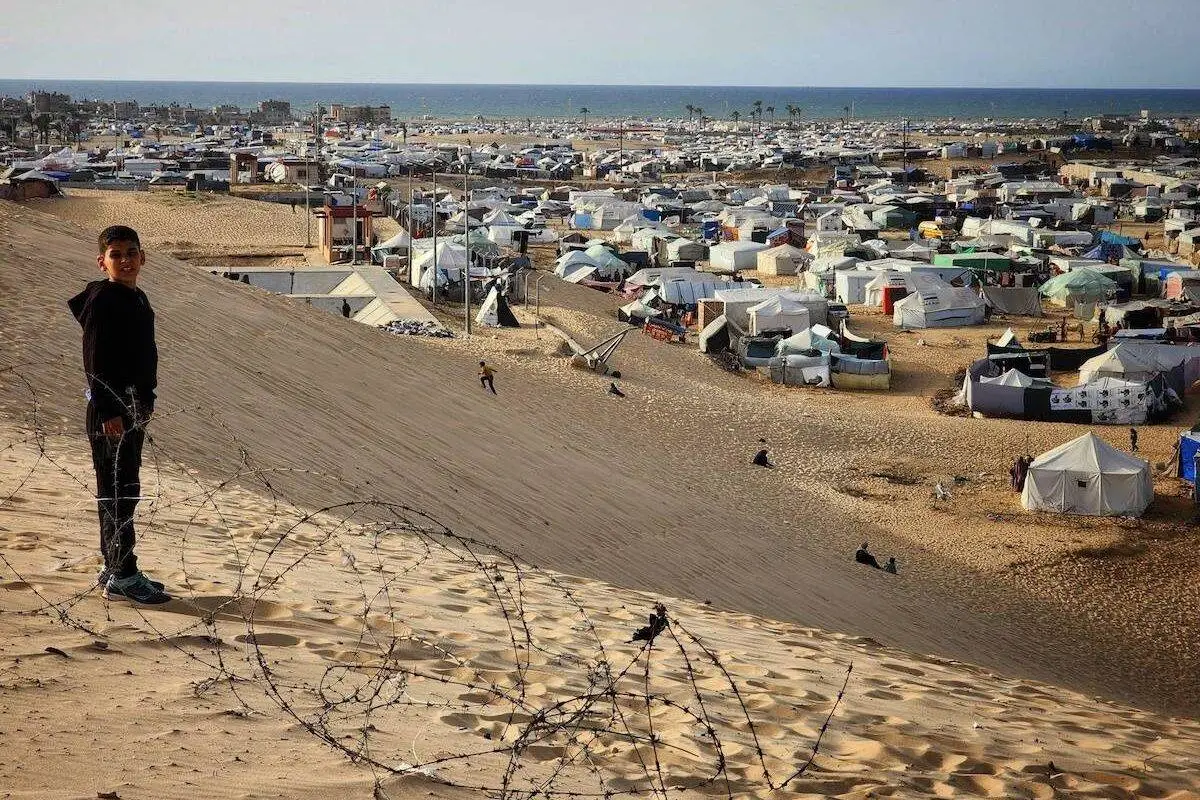 Refugiados em tendas improvisadas de Rafah, no extremo sul de Gaza, em 22 de abril de 2024 [Hani Alshaer/Agência Anadolu]
