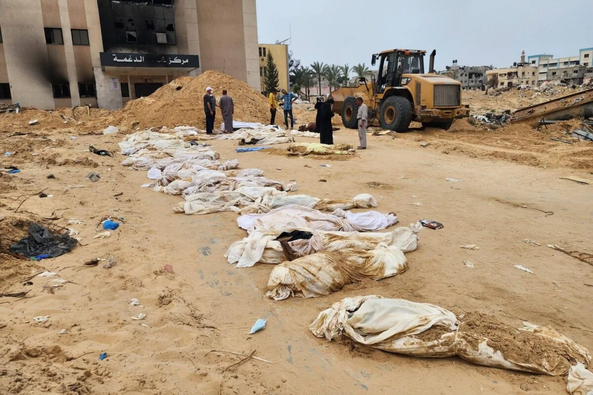 Palestinos continuam a exumar corpos de valas comuns deixadas por forças israelenses no Hospital Nasser de Khan Yunis, no sul de Gaza, em 25 de abril de 2024 [Hani Alshaer/Agência Anadolu]
