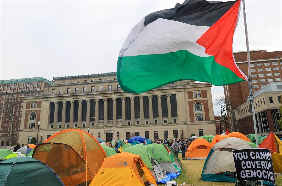 Acampamentos estudantis pró-Palestina continuam  durante a segunda semana do 'Acampamento de Solidariedade de Gaza' na Universidade de Columbia em Nova York, Estados Unidos, em 27 de abril de 2024. [Selçuk Acar/Agência Anadolu]