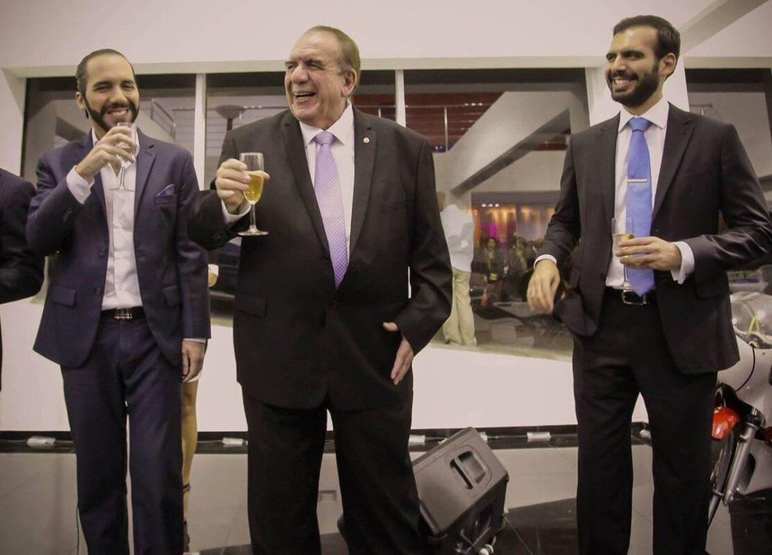 Armando Bukele e seus filhos, Nayib e Karim Bukele, em El Salvador [Facebook/Reprodução]
