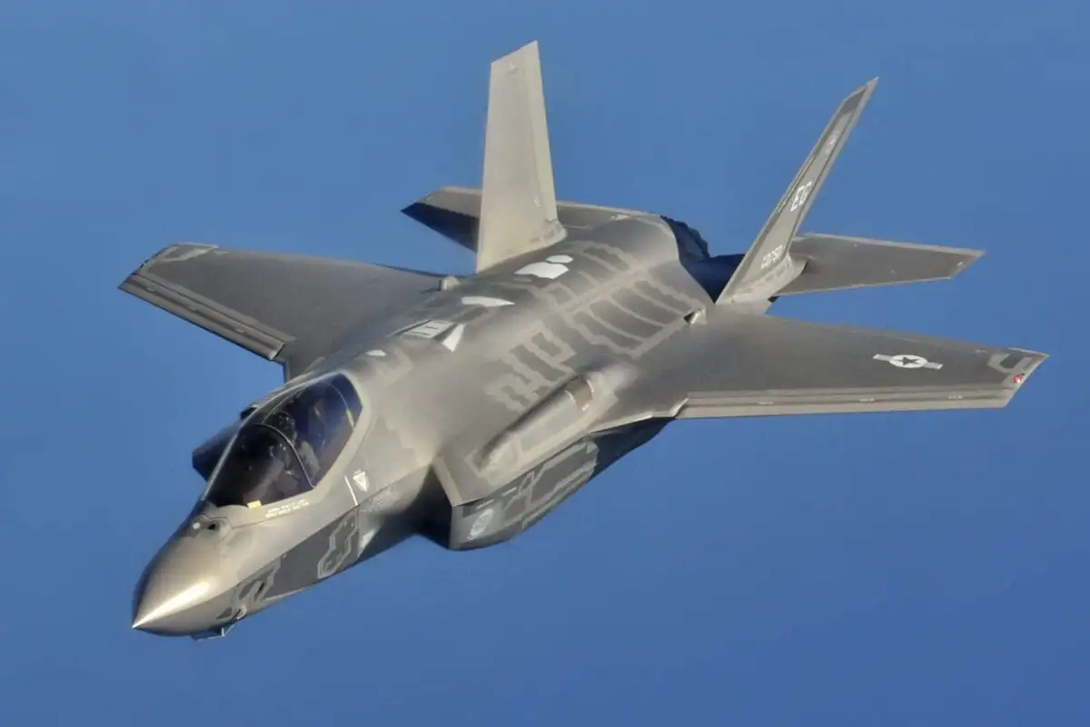 Um caça de ataque conjunto F-35A Lightning II da Força Aérea dos EUA [USAF/Domínio Público]
