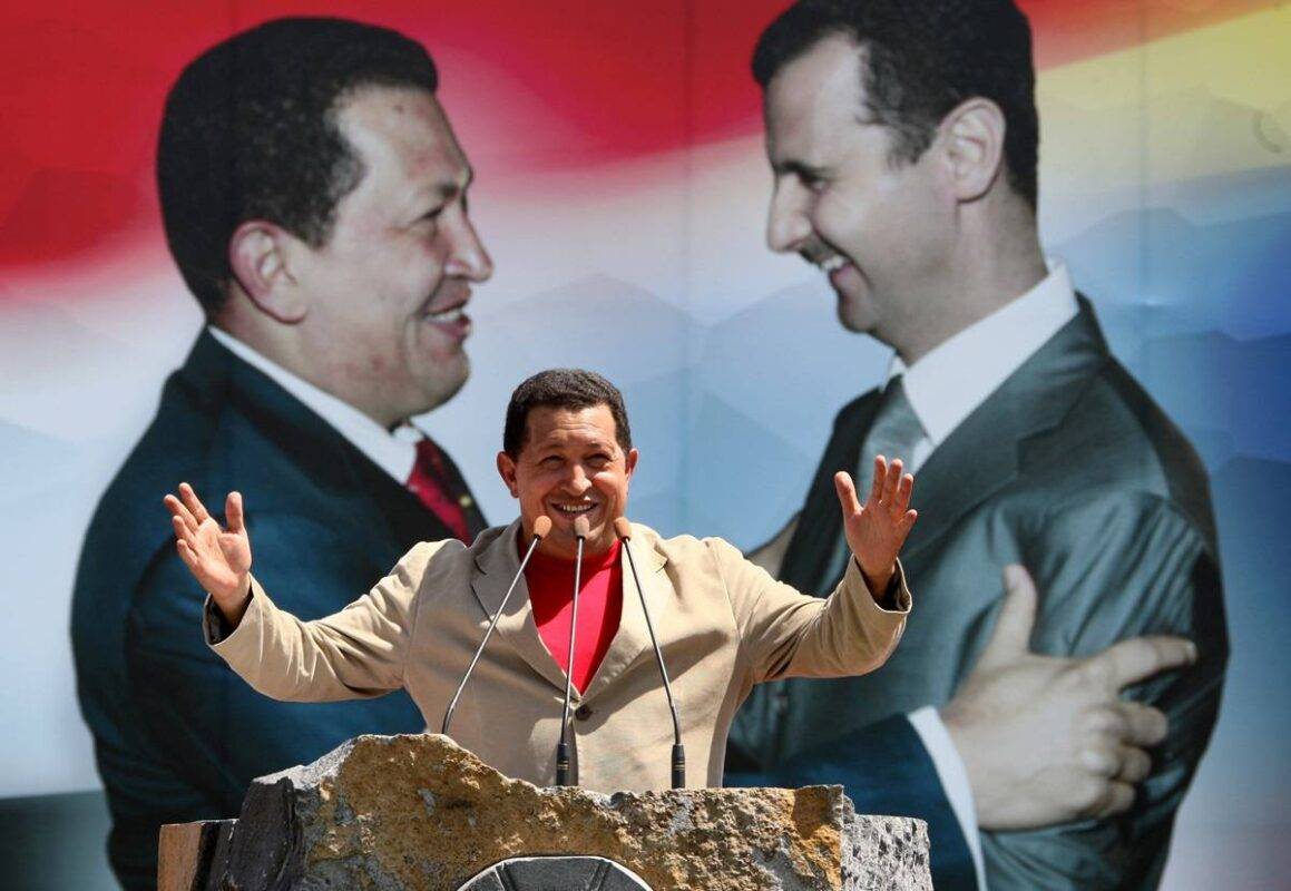 Presidente da Venezuela, Hugo Chávez, em Sweida, ao sul de Damasco, após se encontrar com seu homólogo sírio, Bashar al-Assad, em 4 de setembro de 2009 [Louai Beshara/AFP via Getty Images]
