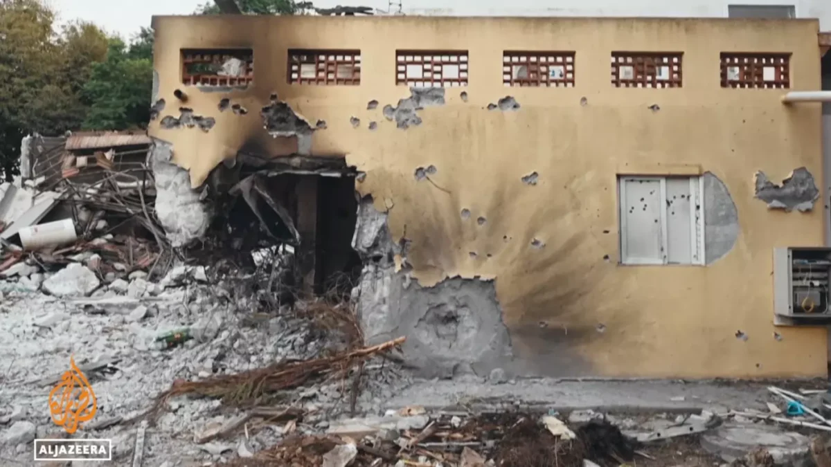 Esta captura de tela do filme "October 7", da Al Jazeera, mostra um prédio em Israel que parece ter sido danificado pelo armamento israelense após a incursão do Hamas [captura de tela da Al Jazeera]
