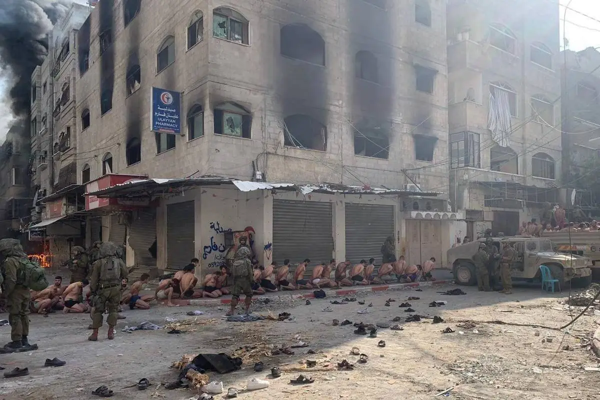 As forças de ocupação israelenses prenderam e detiveram centenas de meninos e homens palestinos com mais de 15 anos no norte de Gaza em 07 de dezembro de 2023
