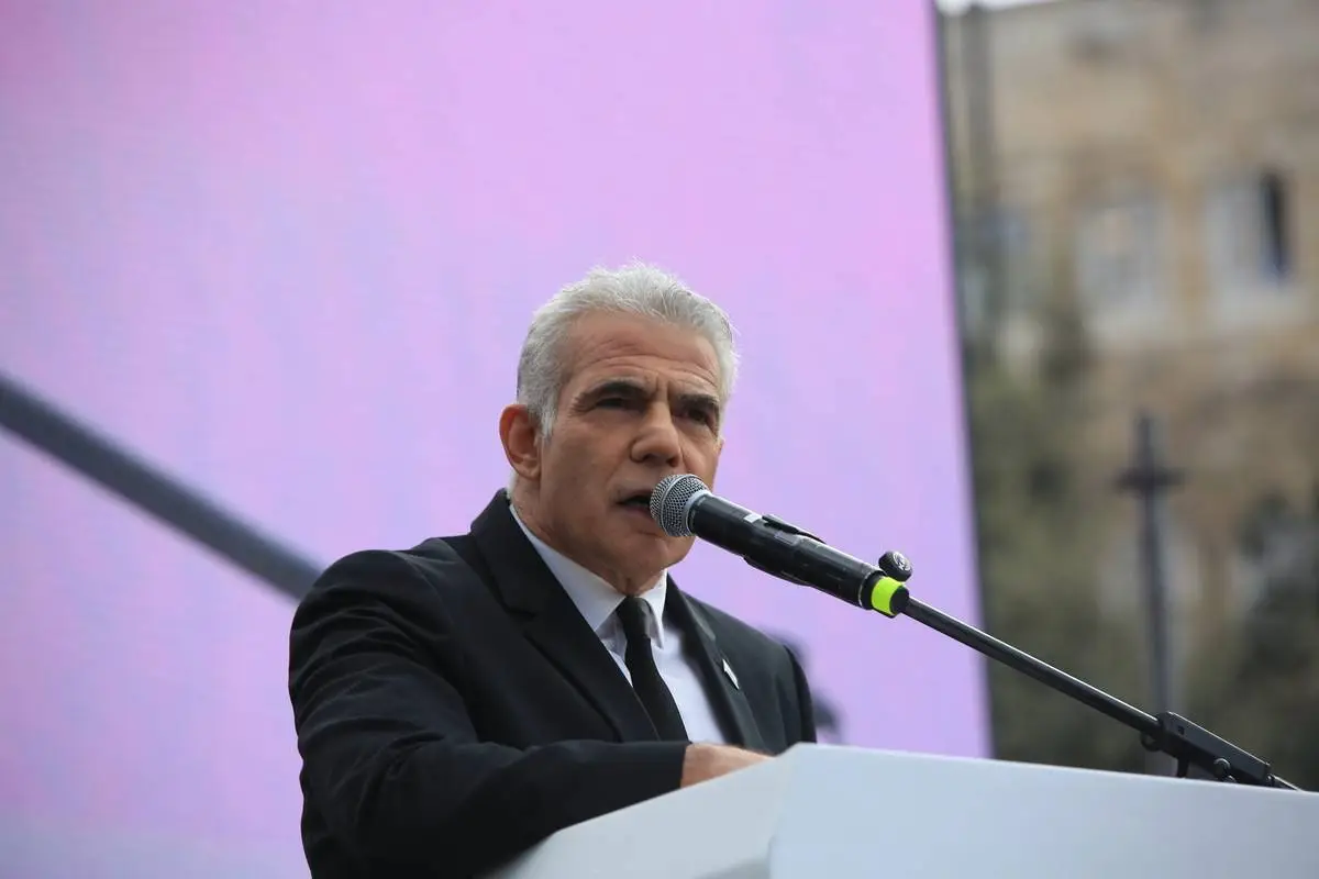 O líder da oposição Yair Lapid fala enquanto o povo israelense se reúne em frente ao parlamento para protestar contra os planos de reforma judicial durante uma votação preliminar em Jerusalém, em 13 de fevereiro de 2023 [Saeed Qaq - Agência Anadolu]
