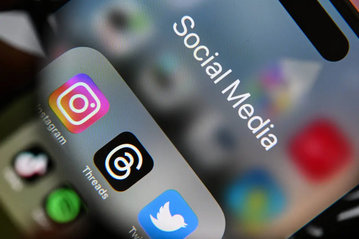 Ilustração fotográfica com os logotipos de Threads, Instagram e Twitter na tela de um celular em Ancara, Turquia, em 6 de julho de 2023 [Berke Bayur/Agência Anadolu]
