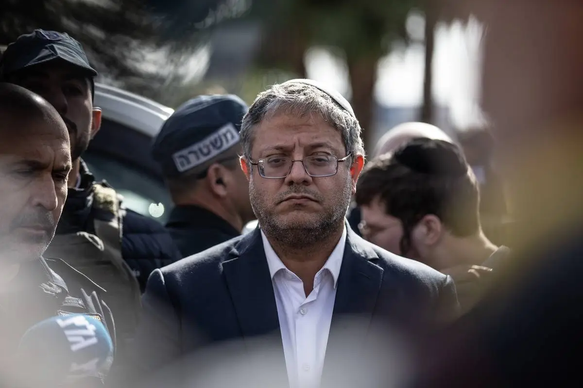 Ministro israelense da Segurança Nacional, Itamar Ben-Gvir (C) em Kiryat Malachi, Israel, em 16 de fevereiro de 2024 [Mostafa Alkharouf/ Agência Anadolu]
