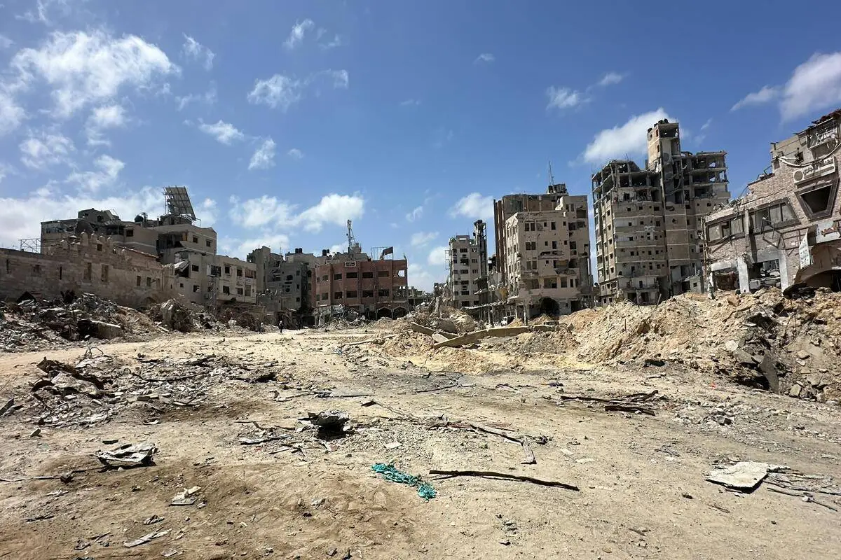 Uma vista da destruição de edifícios e ruas enquanto os trabalhos de remoção de detritos e limpeza continuam após a retirada de Israel de Khan Yunis, Gaza, em 21 de abril de 2024 [Doaa Albaz/Agência Anadolu]
