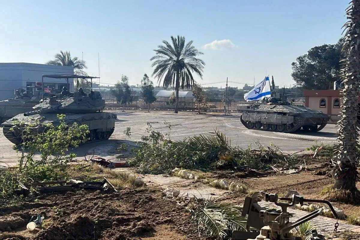 Tanques israelenses são vistos na fronteira enquanto o exército israelense anuncia que assumiu o controle do lado palestino da passagem de fronteira de Rafah em Rafah, Gaza, em 06 de maio de 2024 [IDF - Handout/Agência Anadolu]