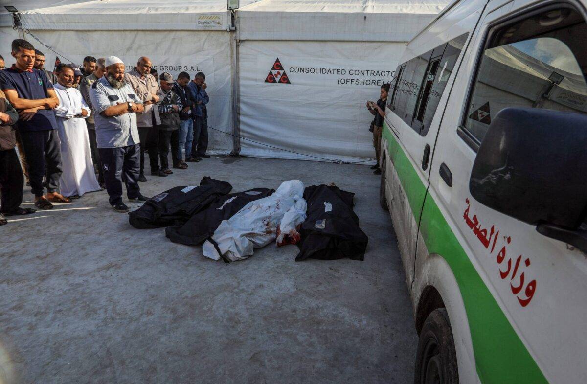 Palestinos lamentam seus entes queridos no necrotério do hospital de campo de al-Merouni, em Rafah, no sul de Gaza, em 7 de maio de 2024 [Abed Rahim Khatib/Agência Anadolu]
