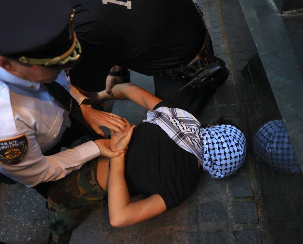 Policiais agridem manifestantes pró-Palestina em Nova York, nos Estados Unidos, em 7 de maio de 2024 [Selçuk Acar/Agência Anadolu]
