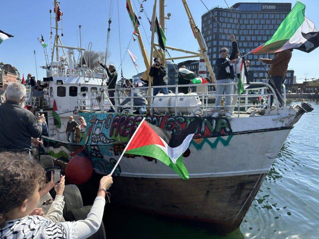 O navio chamado Handala, pertencente à Freedom Flotilla (Navio para Gaza), que partiu da capital da Noruega, Oslo, em 1º de maio, com o objetivo de entregar ajuda humanitária a Gaza, chega a Malmo, na Suécia, em 08 de maio de 2024. O Handala, com sua tripulação de 12 ativistas, atracou no porto de Dockplatsen, onde centenas de pessoas afiliadas a organizações da sociedade civil de apoio aos palestinos deram as boas-vindas ao navio.[Atila Altuntaş/Agência Anadolu]