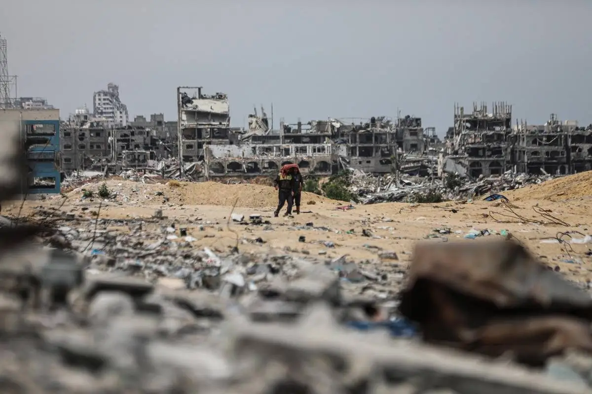 Prédios destruídos devido a ataques israelenses são vistos enquanto palestinos, residentes na região, lutam com desafios significativos em meio a escombros no norte de Gaza, Gaza, em 10 de maio de 2024. [Dawoud Abo Alkas/ Agência Anadolu].
