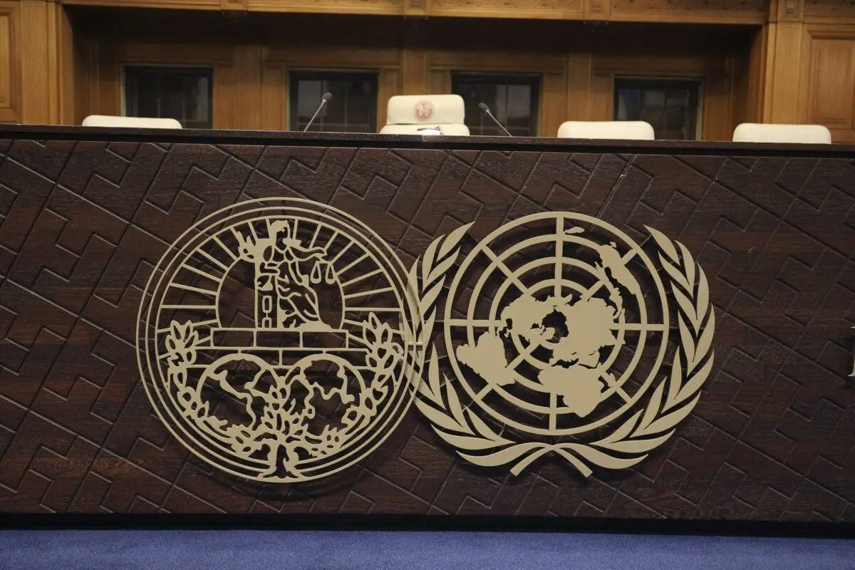 Vista do logotipo da Corte Internacional de Justiça (TIJ) em meio a uma audiência na Corte Internacional de Justiça (TIJ) sobre a situação em Gaza, quando o TIJ começa a proferir a ordem sobre medidas provisórias adicionais no caso de 'genocídio' de Israel em 24 de maio de 2024 [Nikos Oikonomou/Agência Anadolu]