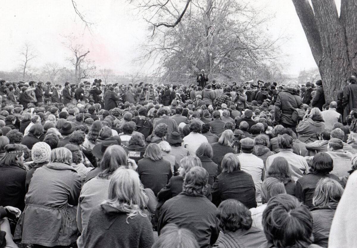 Ato pacifista yippie em frente ao prédio do Departamento de Justiça em Washington, D.C., em 14 de novembro de 1969, exigindo o fim da Guerra do Vietnã. [Alan Raia/Newsday RM via Getty Images]