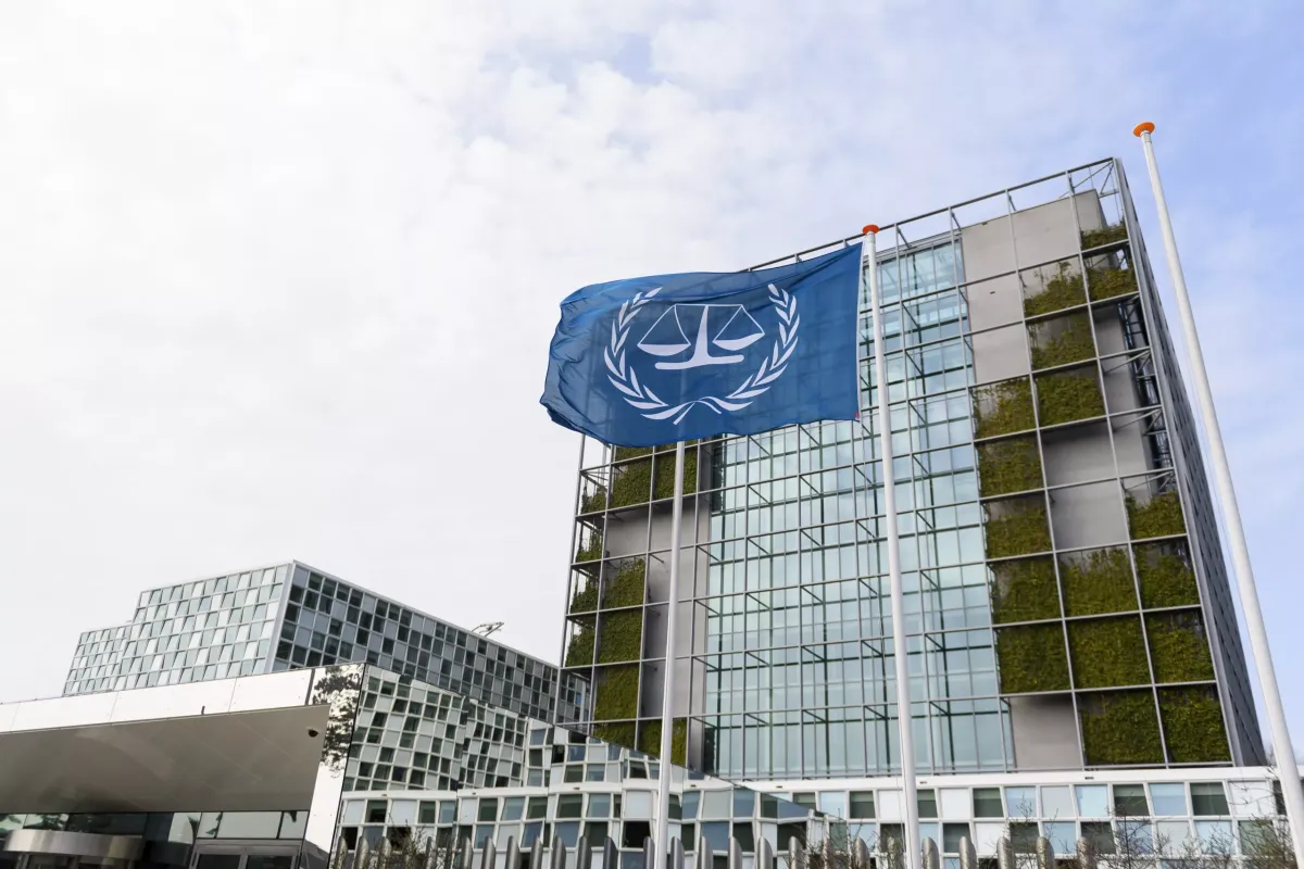 Bandeira com o logotipo do Tribunal Penal Internacional (TPI) em 29 de março de 2022 em Den Haag, Holanda [Alex Gottschalk/DeFodi Images via Getty Images]
