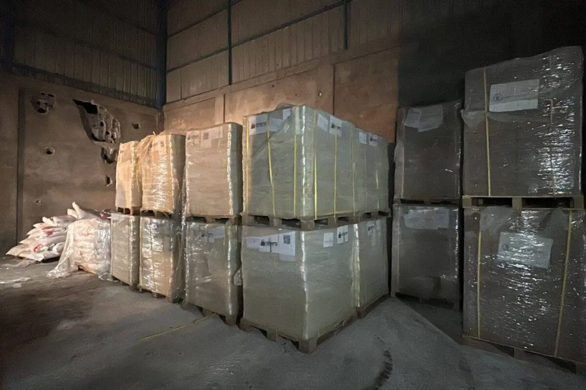 Uma visão das caixas cheias de ajuda humanitária para os palestinos, enquanto os comboios de ajuda chegam ao armazém da UNRWA em 17 de março de 2024 [Karam Hassan/Agência Anadolu via Getty Images]