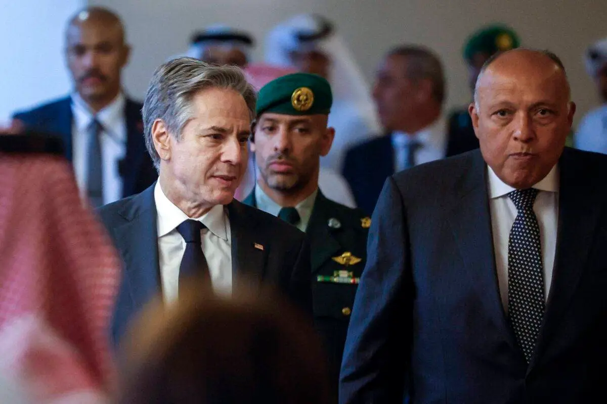 O secretário de Estado dos EUA, Antony Blinken (à esq.), caminha ao lado do ministro das Relações Exteriores do Egito, Sameh Shoukry, em 29 de abril de 2024 [Evelyn Hockstein/POOL/AFP via Getty Images]