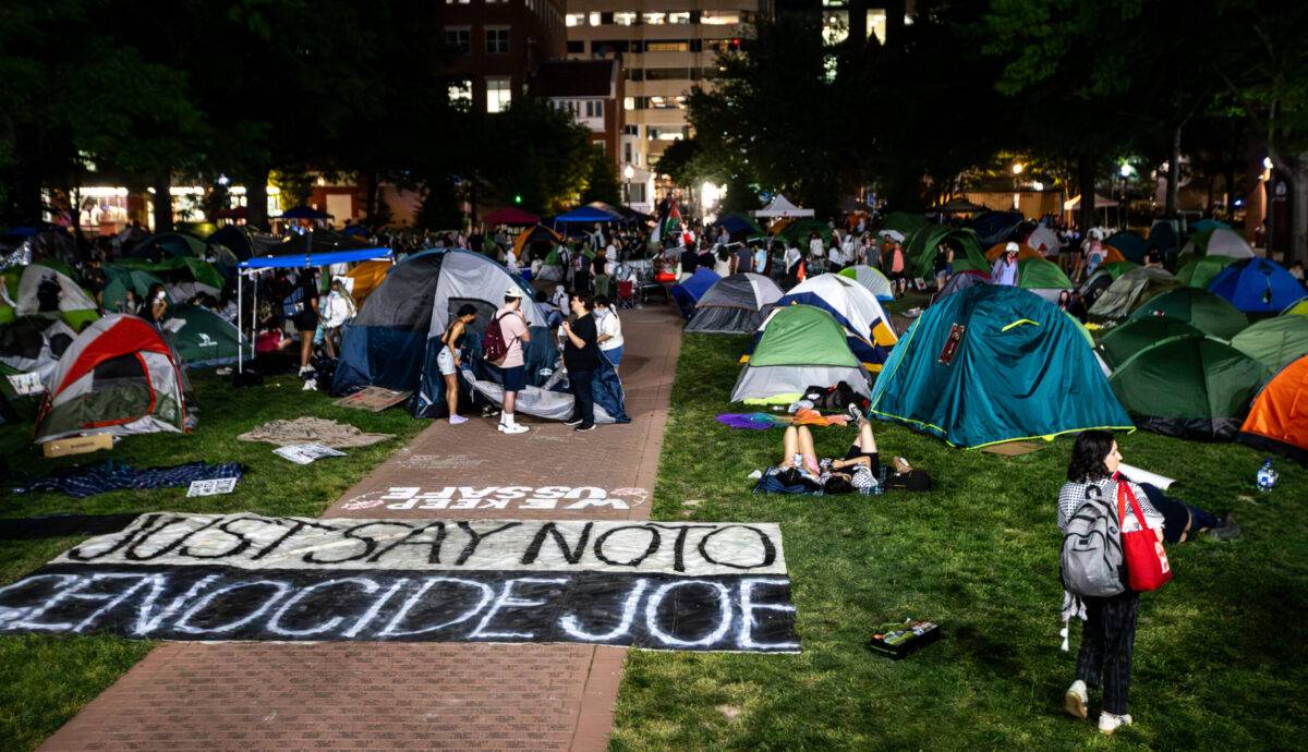 Estudantes exigem o desinvestimento de empresas que lucram com o cerco de Israel a Gaza, bem como o fim da censura a estudantes e organizações palestinas no campus, assim como cobram o governo a parar com a guerra em Gaza. [Allison Bailey //Middle East Images/AFP via Getty Images]