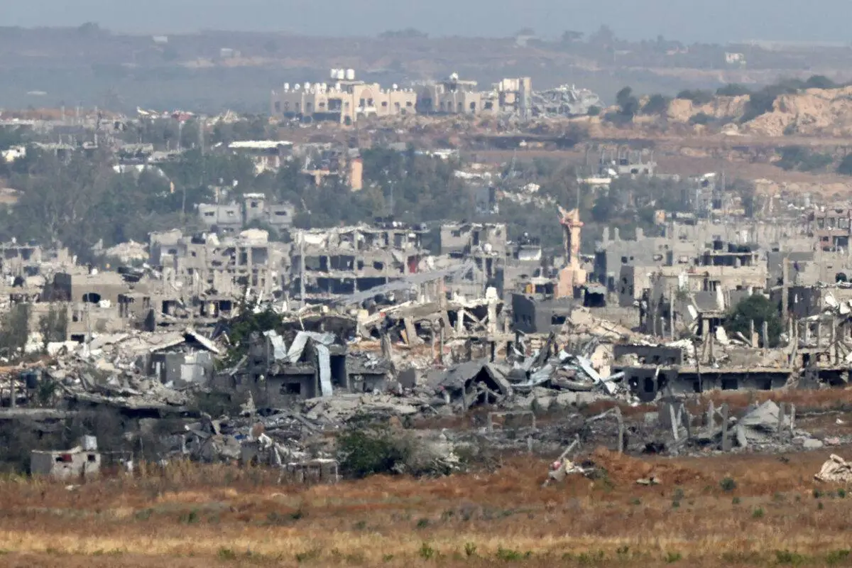 Foto tirada da fronteira sul de Israel com a Faixa de Gaza mostra edifícios destruídos no território palestino em 1º de maio de 2024 [Jack Guez/AFP via Getty Images]
