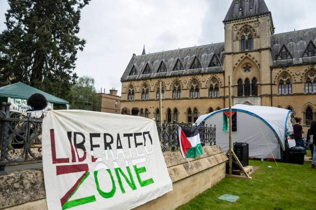 Uma faixa de 'Zona Liberada' é vista dentro de um acampamento pró-Palestina montado por estudantes em frente ao Museu de História Natural da Universidade de Oxford, em 6 de maio de 2024 [Laurel Chor/Getty Images]
