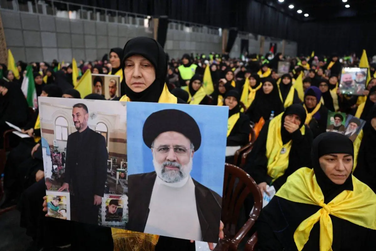 Comício em memória do presidente iraniano, Ebrahim Raisi, após sua morte em um acidente de helicóptero, na periferia de Beirute, no Líbano, 24 de maio de 2024 [Anwar Amro/AFP via Getty Images]
